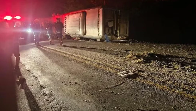 Imagem - Ônibus de turismo que voltava à Bahia após viagem de compras em Pernambuco tomba na BR-423 e deixa 15 mortos e 17 feridos