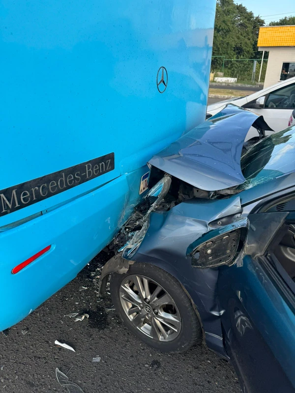 Carro bateu em ônibus  por Reprodução
