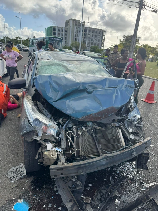 Carro ficou destruído por Reprodução