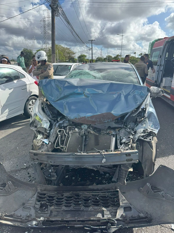 Carro ficou destruído após atropelar atleta no CAB e se chocar contra ônibus por Reprodução