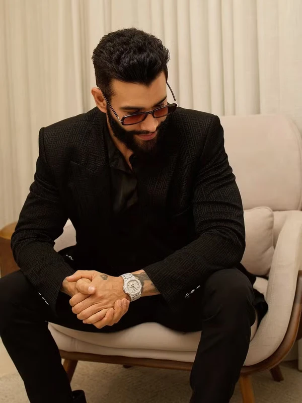 Gusttavo Lima posa com relógio caríssimo por Reprodução