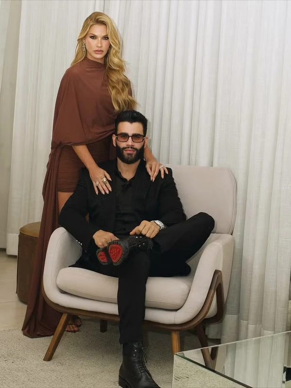 Gusttavo Lima posa com relógio caríssimo por Reprodução