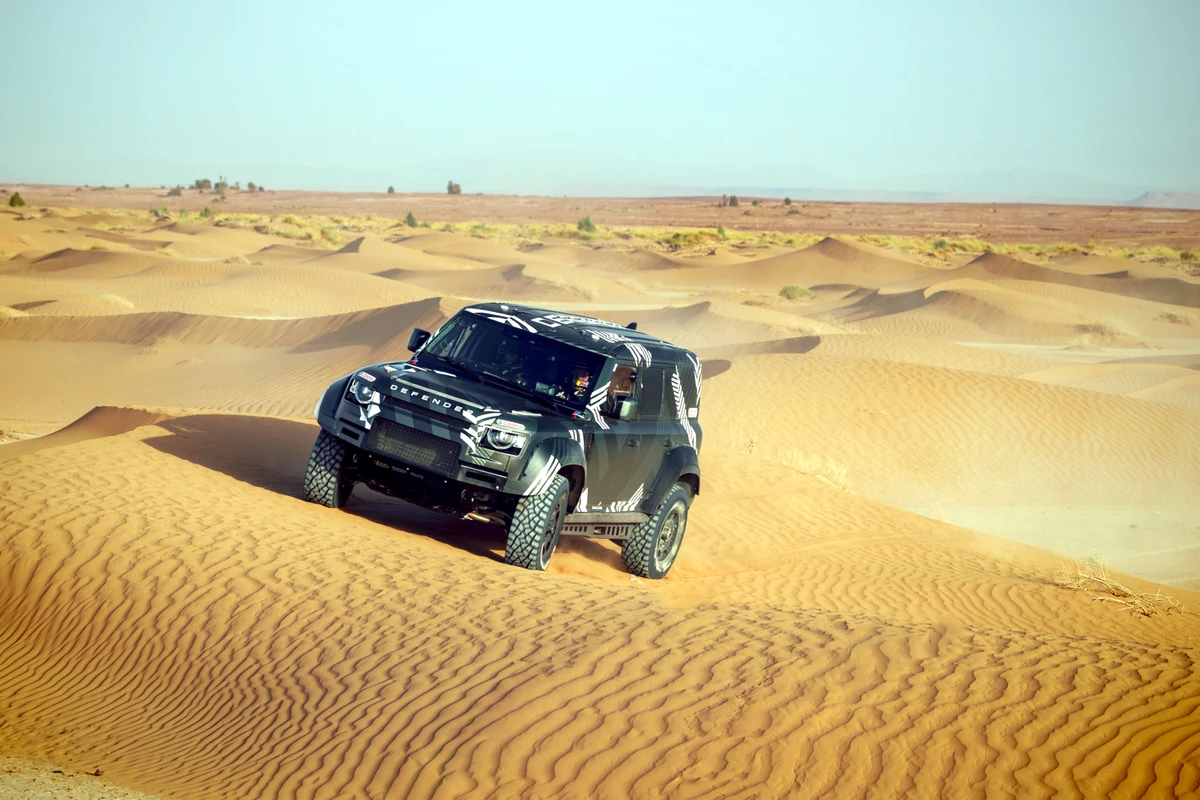 Antes do Rally Dakar, a marca britânica está testando o carro no Marrocos