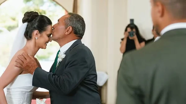 Pai vai a casamento da filha descalço por Reprodução