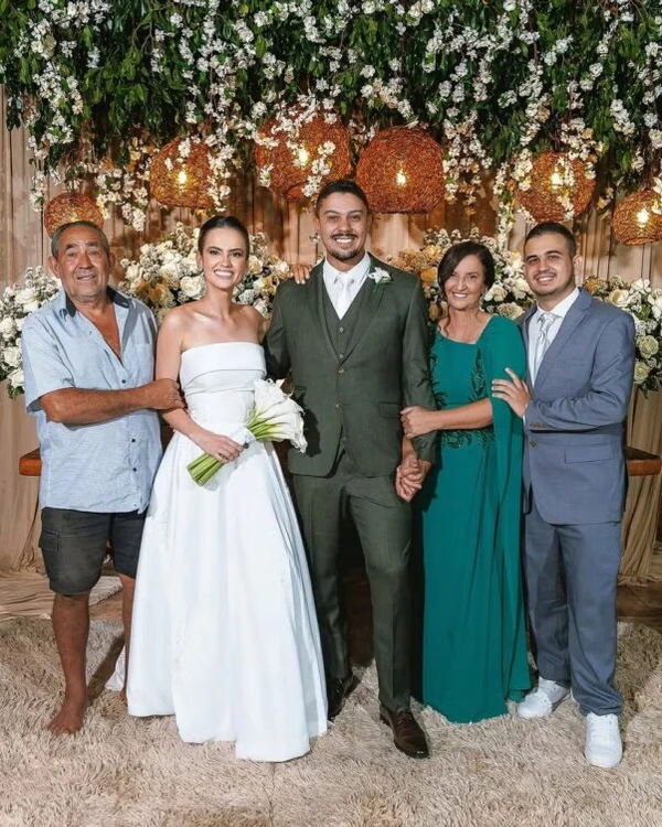 Pai vai a casamento da filha descalço por Reprodução
