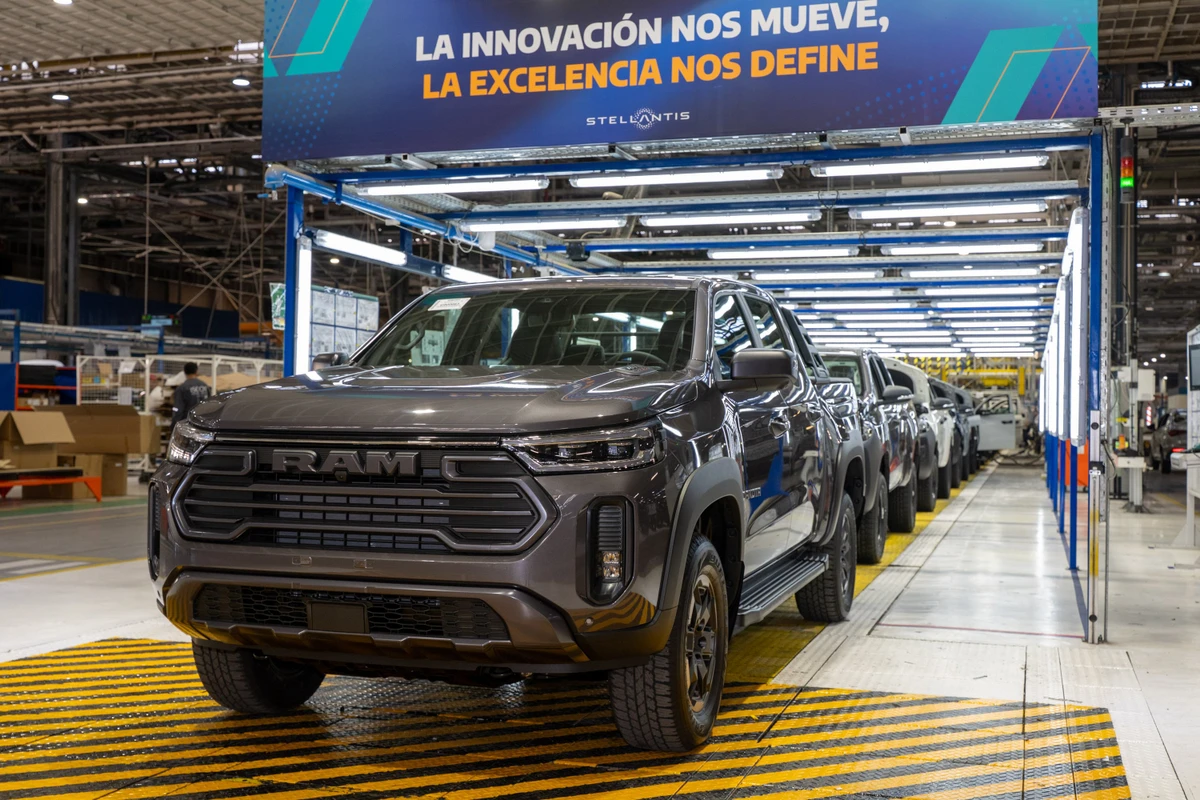 Com a base da Fiat Titano, a Dakota será vendida no ano que vem no Brasil