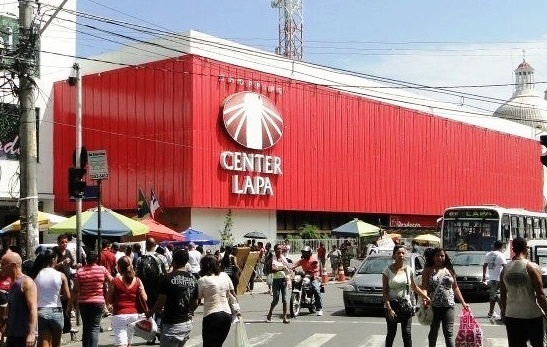 Shopping Center Lapa: Com acesso direto ao metrô, reúne lojas de moda, serviços e alimentação em pleno coração da cidade por Reprodução