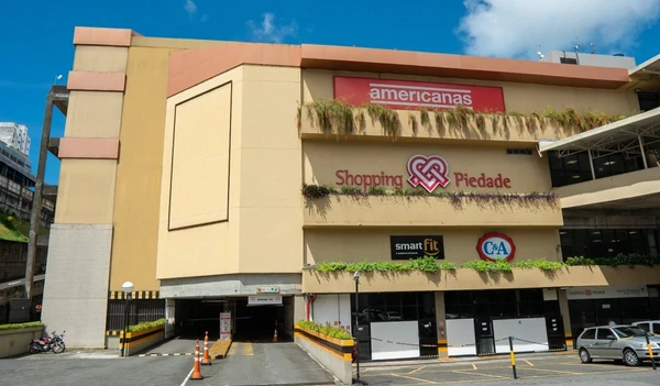 Shopping Piedade: Tradicional no centro da cidade, é conhecido pelo comércio popular e pela localização próxima à Praça da Piedade por Reprodução