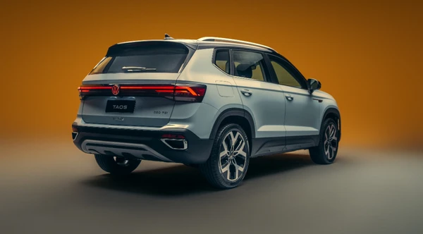 A traseira tem o logo da VW iluminado e o bagageiro acomoda 498 litros