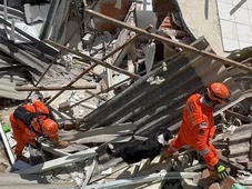 Imagem - Explosão atinge oito casas e deixa dois mortos e nove feridos; cadeirante está desaparecida