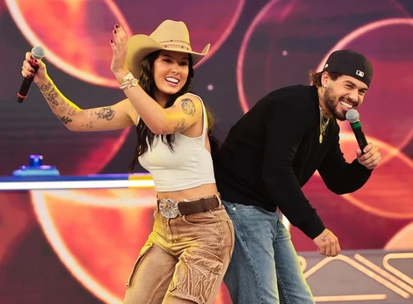 Ana Castela e Zé Felipe se beijam em rede nacional por Reprodução/Instagram