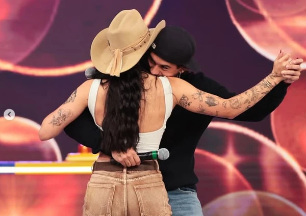 Ana Castela e Zé Felipe se beijam em rede nacional por Reprodução/Instagram