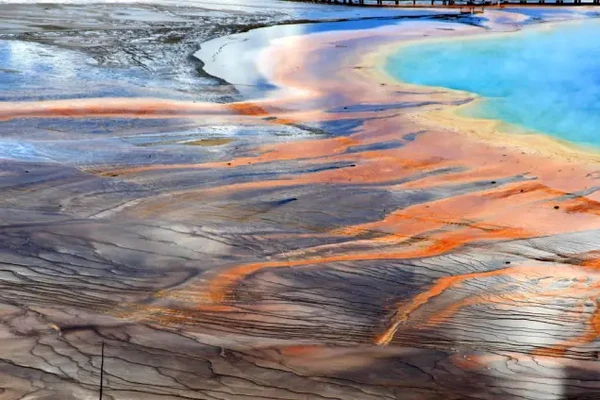 São 300 gêiseres – o Old Faithful é o mais famoso – e lagos termais, como o Morning Glory Pool e o Grand Prismatic Spring  por Alaskan Dude Creative Commons /Reprodução 