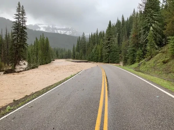 Estrada que dá acesso ao Parque Nacional de Yellowstone, nos Estados Unidos por Reprodução