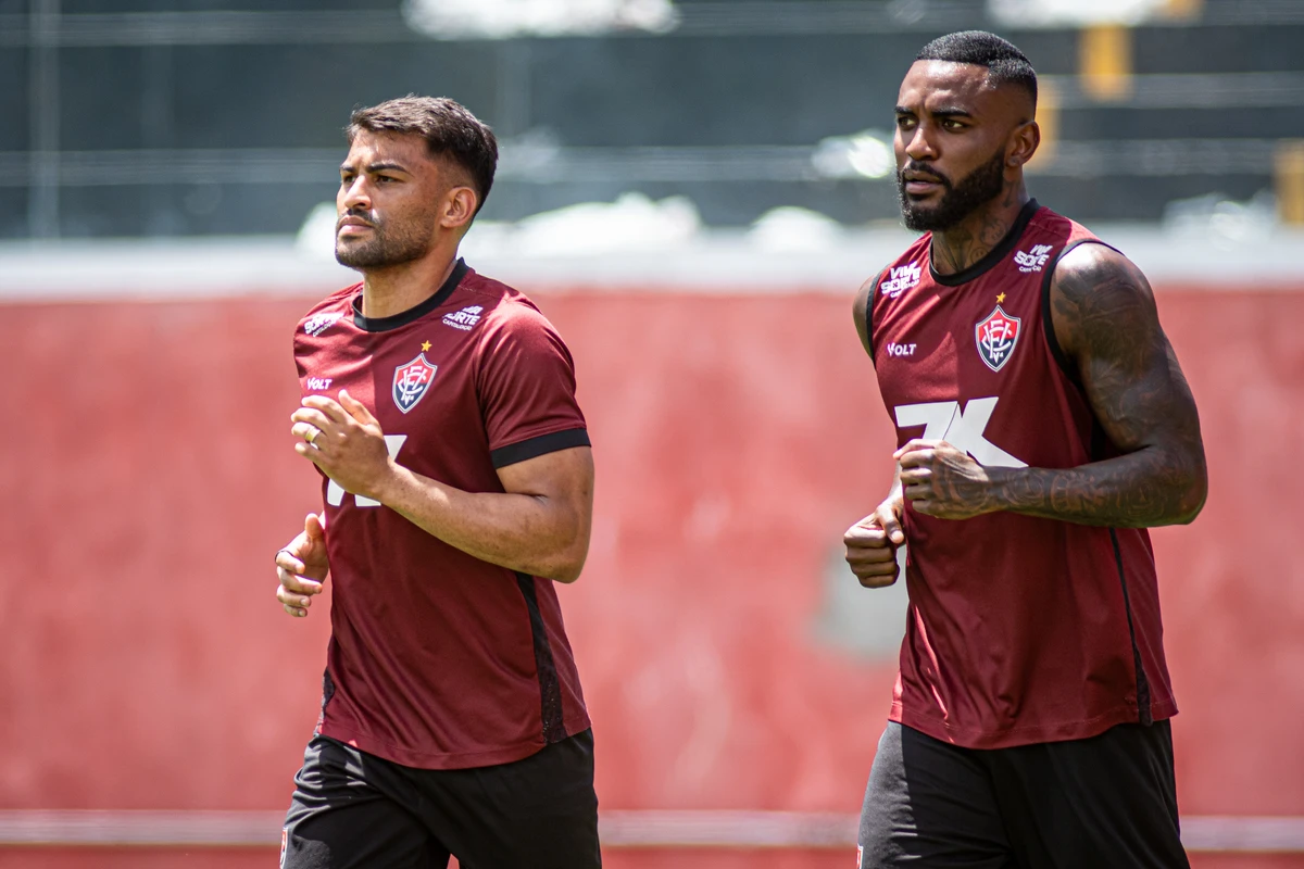 Ronald e Ramon durante preparação para jogo contra o Santos