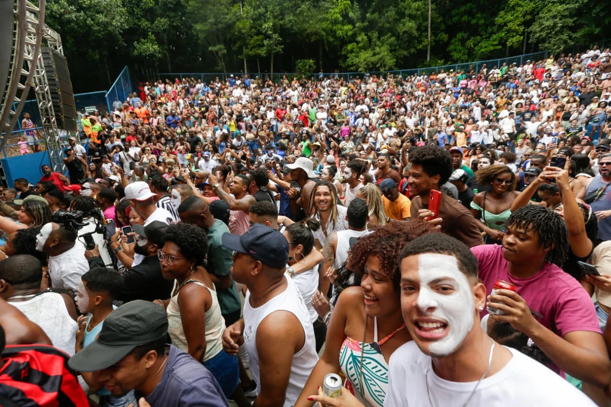 Centenas de fãs se reuniram para prestigiar o retorno do grupo por Arisson Marinho/CORREIO