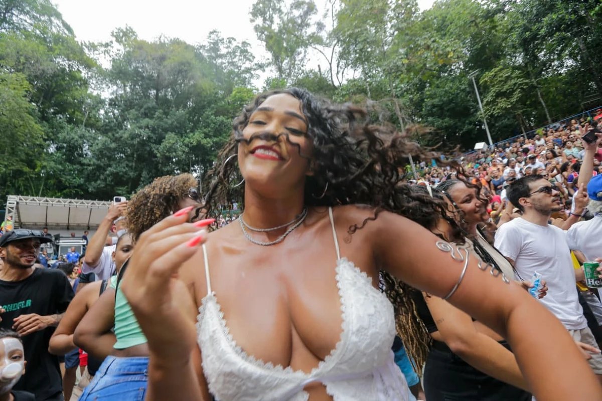 Admiradores dançaram ao som das músicas que marcaram suas vidas por Arisson Marinho/CORREIO