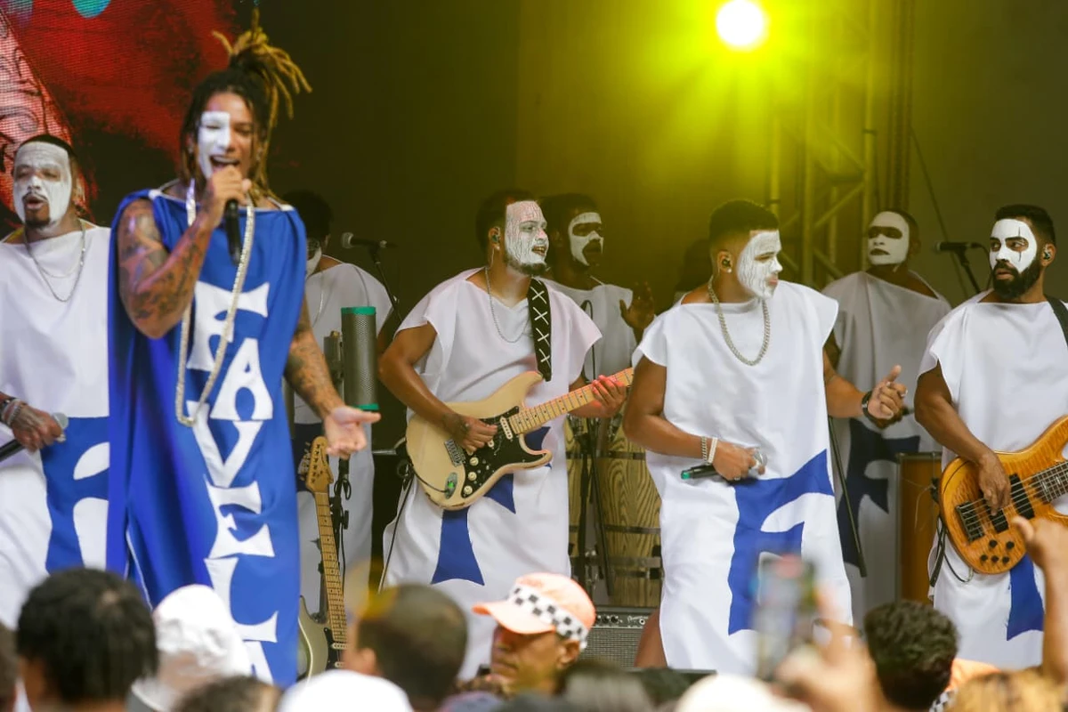 No palco, os artistas trajavam o clássico do Fantasmão: mortalhas e rostos pintados de branco por Arisson Marinho/CORREIO