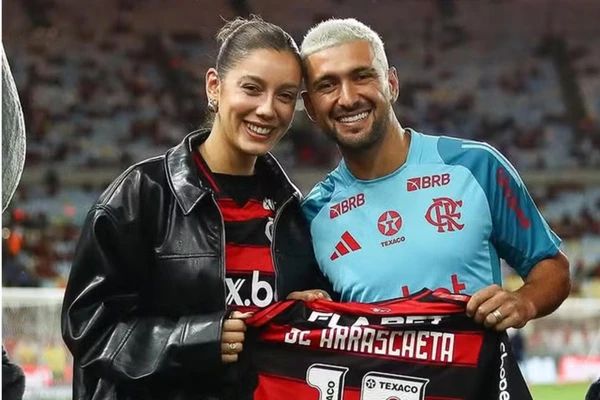  Giorgian de Arrascaeta com a esposa