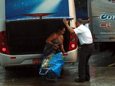 Imagem - Trajetos longos e perigosos: saiba quem são as sacoleiras da Bahia que viajam 23h para revender roupa