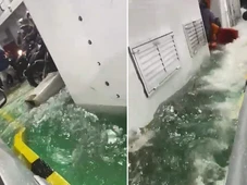 Imagem - Mar revolto invade ferry-boat, quase arrasta motos e passageiros vivem momentos de pânico; assista vídeo