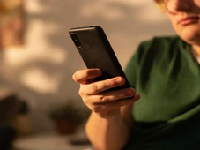 Imagem - Apoiar o celular no mindinho pode estar deixando sua mão torta, e isso pode ser irreversível