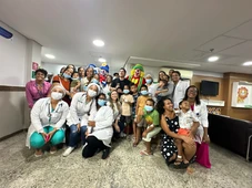 Imagem - Adolescente com câncer recebe visita surpresa de Patati e Patatá em hospital de Salvador