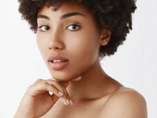 Imagem - Pele negra exige cuidado específico: entenda por que usar produtos genéricos pode agravar manchas