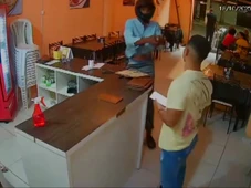 Imagem - Vídeo mostra o momento em que suspeito mata dono de pizzaria a tiros na Bahia