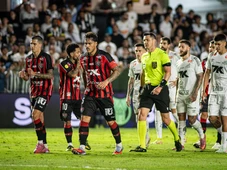 Imagem - 'Merecemos sair com os três pontos', declara Lucas Halter após Vitória superar Santos