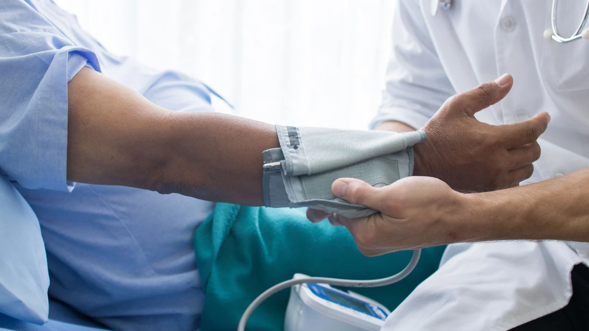 Os sintomas pioram com o tempo, podendo evoluir para tontura, desmaios, dor no peito, inchaço nas pernas, palpitações e risco de morte. por Getty Image