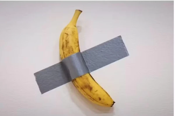 Banana colada com fita adesiva na parede: obra conceitual do italiano Maurizio Cattelan  por Reprodução/Redes Sociais 