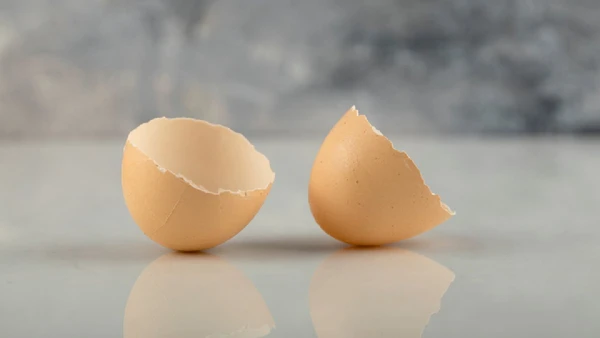 Descascar ovos cozidos nunca foi tão fácil: descubra truques simples para agilizar a sua vida na cozinha