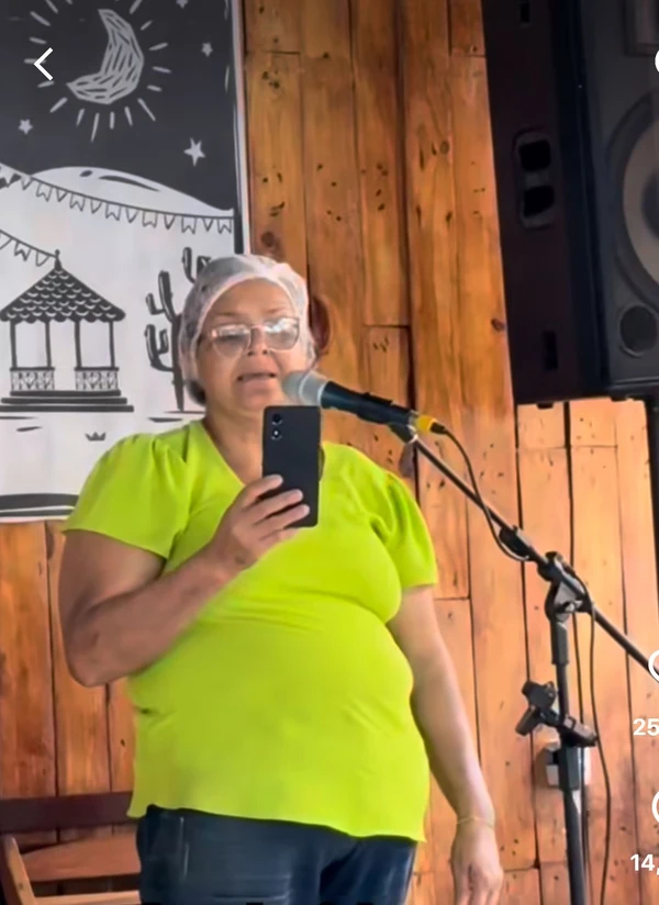 Dona Lila cantando em seu restaurante no Recife por Reprodução