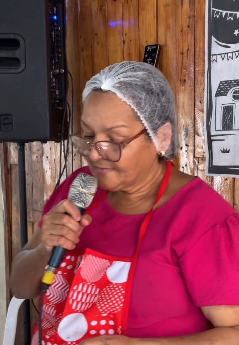 Dona Lila cantando em seu restaurante no Recife por Reprodução