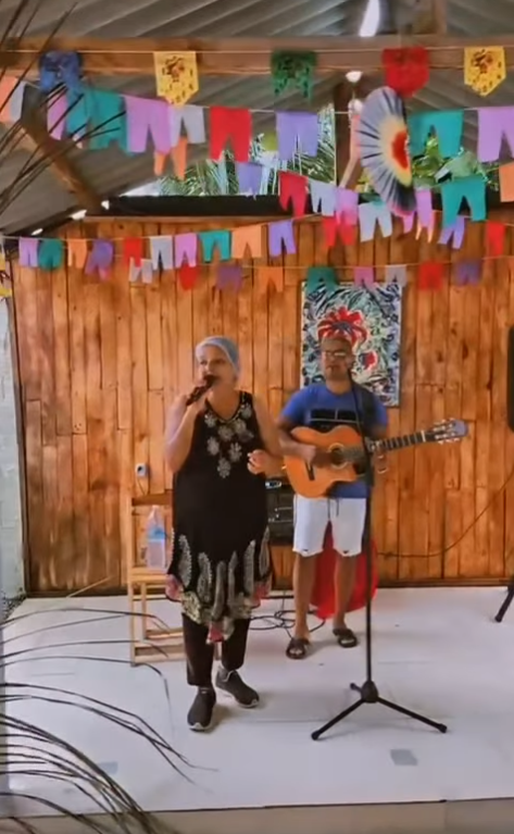 Dona Lila cantando em seu restaurante no Recife por Reprodução