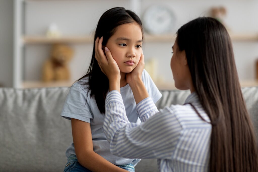A criança vítima de bullying na escola pode apresentar mudanças no comportamento e no estado emocional (Imagem: Prostock-studio | Shutterstock) 