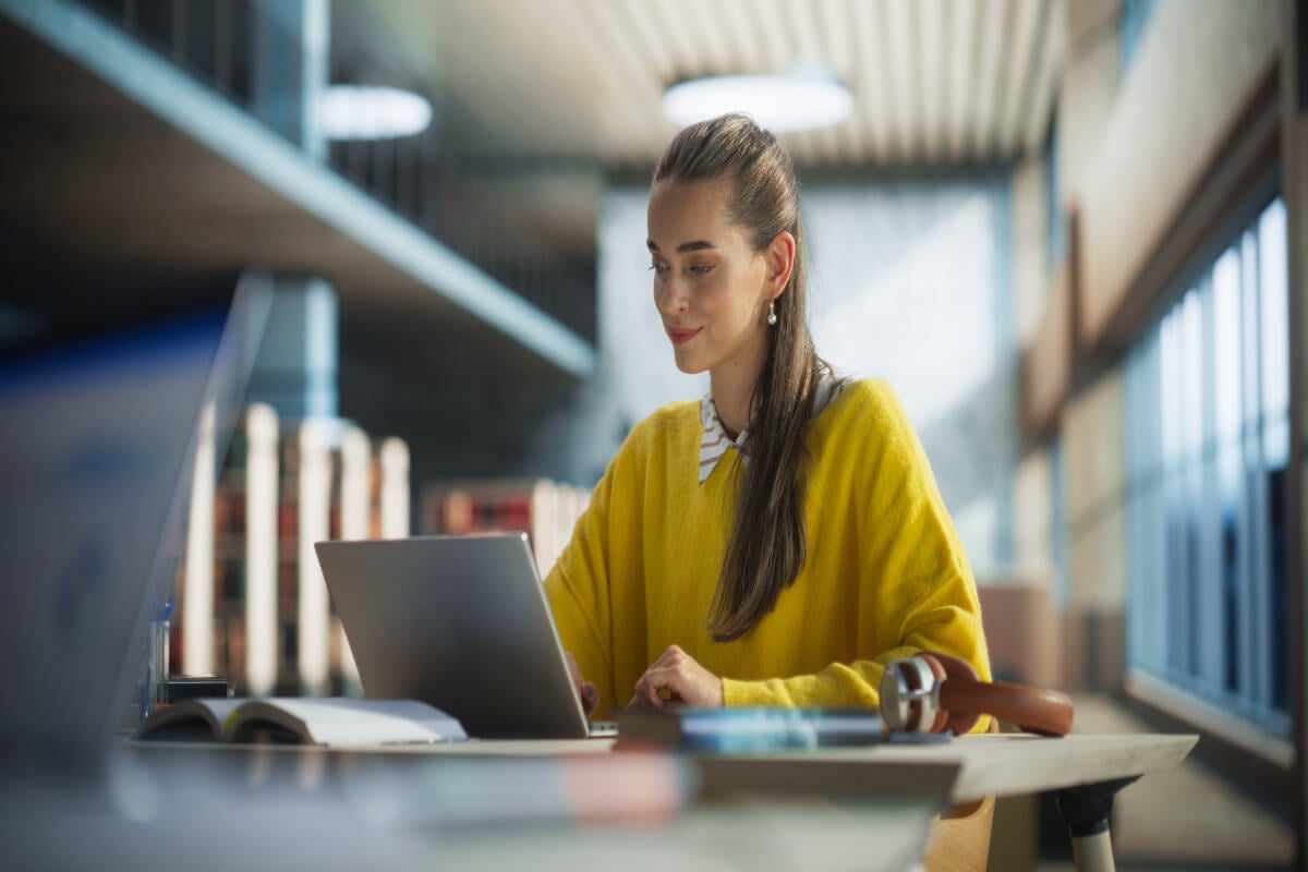 A má postura afeta a saúde física e mental, bem como o desempenho nos estudos (Imagem: Gorodenkoff |  Shutterstock)