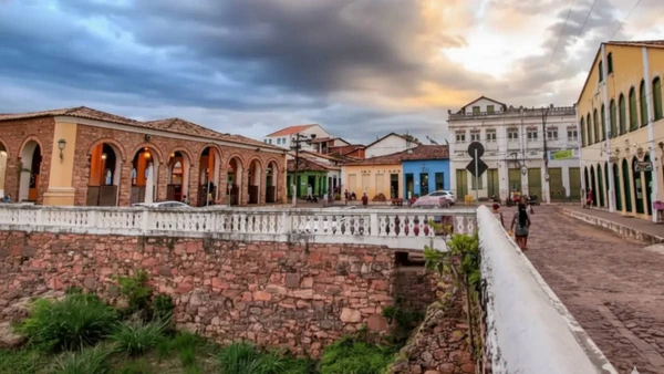 Entre montanhas, rios e casarões coloniais, Lençóis revela por que é um dos destinos mais belos do Brasil.