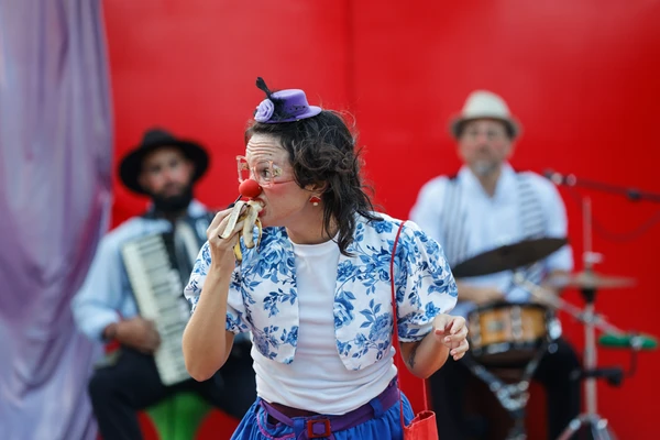 Grupo Nariz de Cogumelo celebrou duas décadas de palhaçaria feminina ocupando as ruas com arte e riso por Rafael Martins/Divulgação