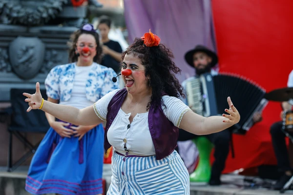 Grupo Nariz de Cogumelo celebrou duas décadas de palhaçaria feminina ocupando as ruas com arte e riso por Rafael Martins/Divulgação