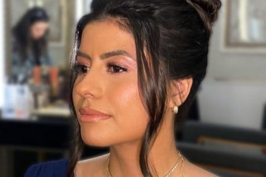 Juliane Vieira  por Reprodução