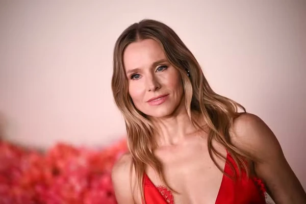 Kristen Bell no evento da 2ª temporada de 'Ninguém Quer' por Reprodução/Getty Images