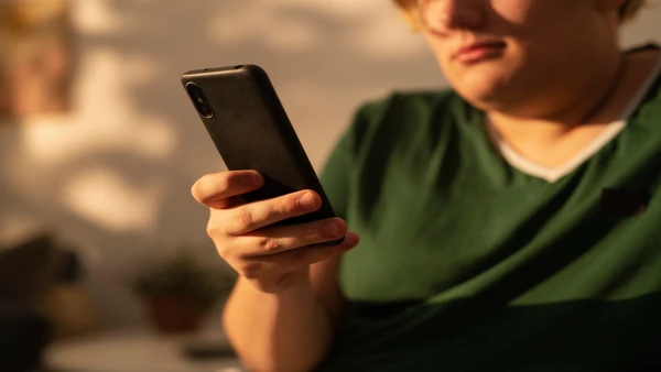 Mexer no celular pode estar deformando a sua mão