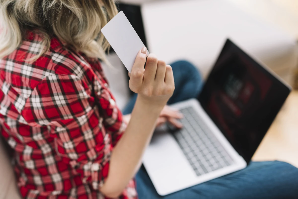 Mensagens com erros de português, links suspeitos ou encurtados, ofertas muito mais baratas em relação ao mercado, além de comunicações que criam senso de urgência devem despertar uma atenção maior