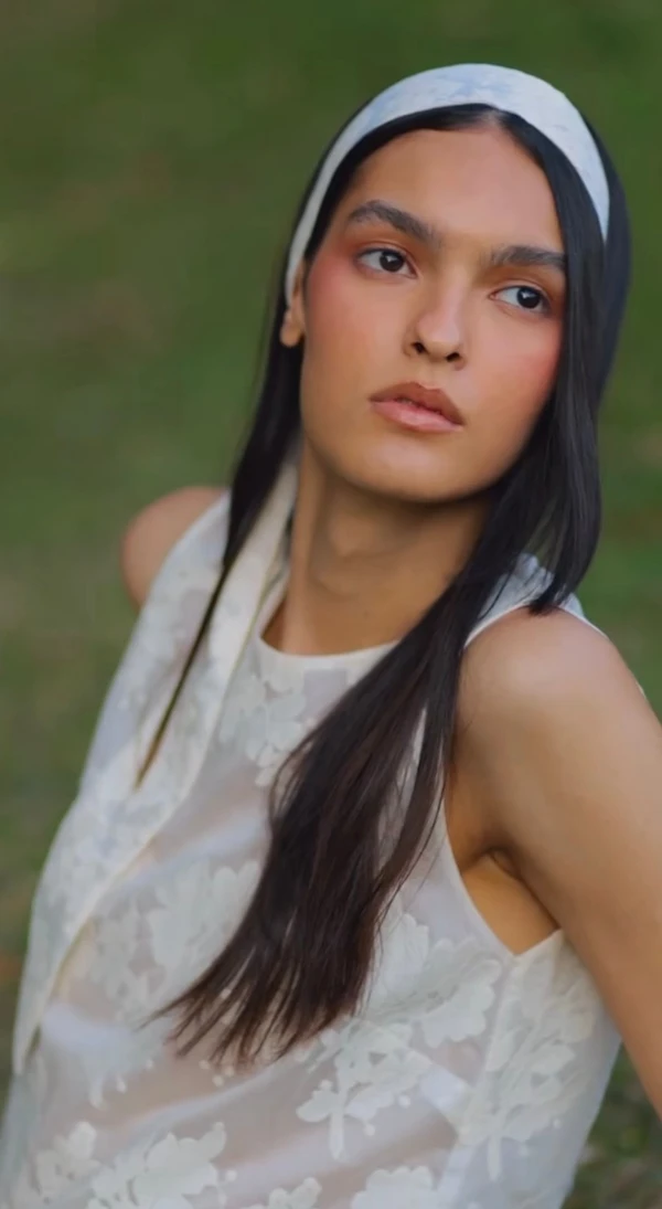 Modelo Liya Santos tem conquistado espaço no mundo da moda por Divulgação