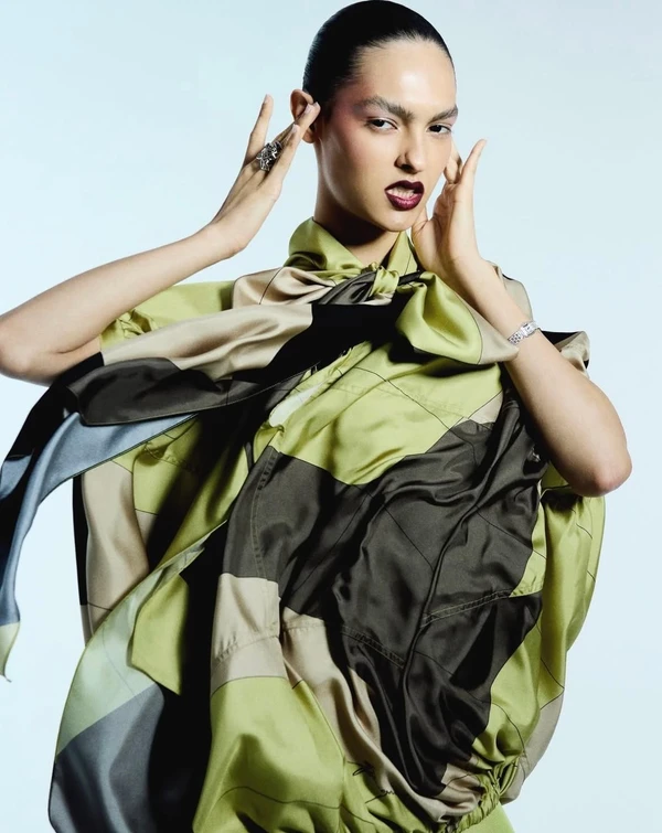 Modelo Liya Santos tem conquistado espaço no mundo da moda por Divulgação