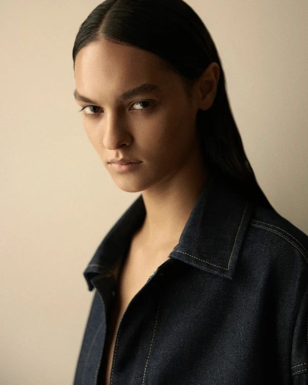 Modelo Liya Santos tem conquistado espaço no mundo da moda por Divulgação