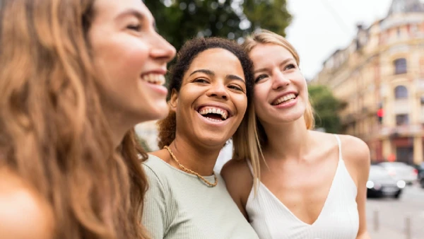 No interior do Texas, mulheres constroem um refúgio onde o empoderamento e o apoio mútuo substituem o medo