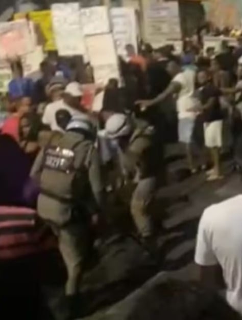 Soldado do Exército é agredido por PMs durante arrastão do Psirico por Reprodução